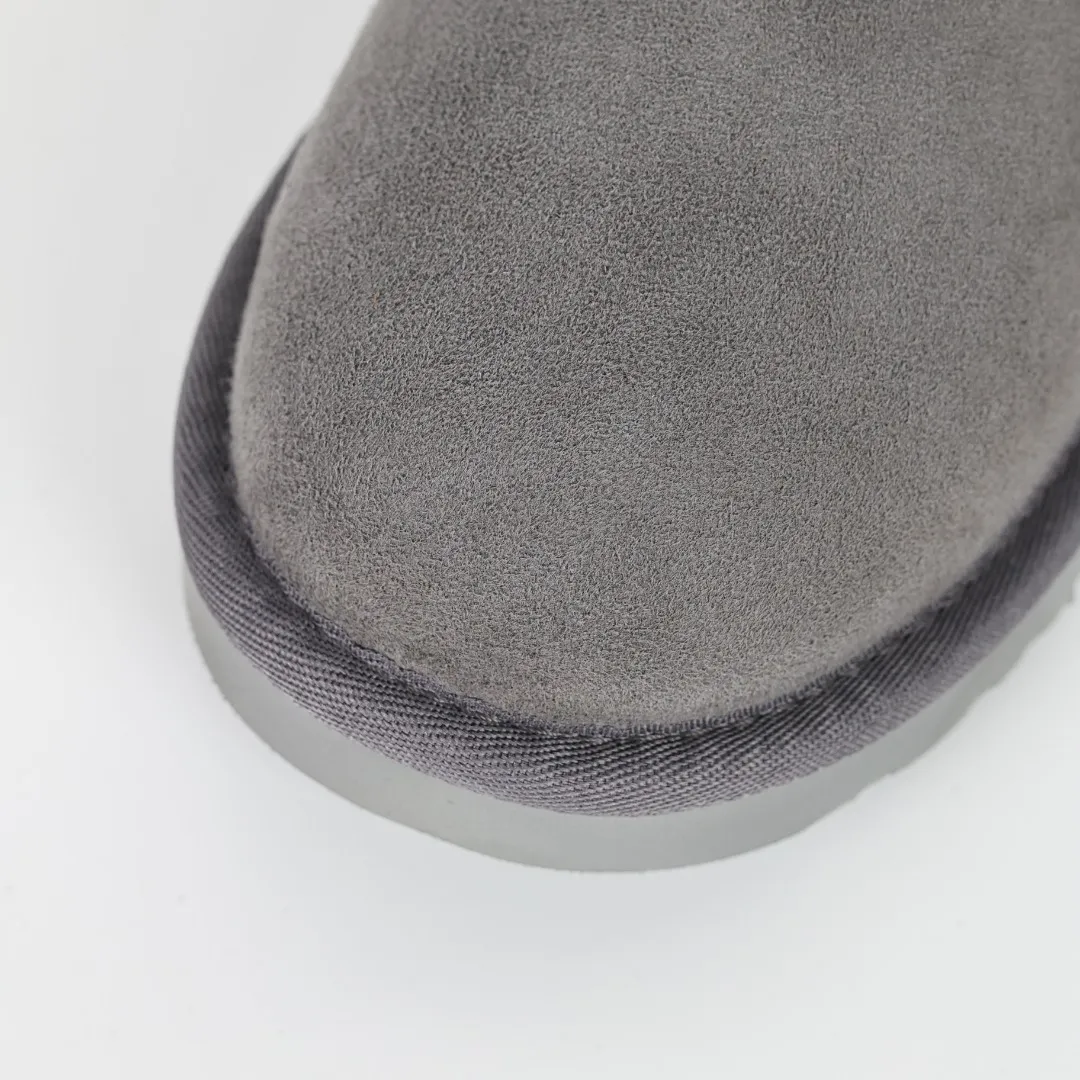 Pick up locally 💰520, core recommendation, good price, UGG Classic Mini mid-tube series, Xiaohongshu hot model, Henan Longfeng leather production, sheepskin and wool integration, top quality in the market, 2-3 cm cashmere insole, keeping warm in winter, suitable for home use. In the new year, uug launched a style series, which is partially biased towards the preferences of young consumers, and has also been at the forefront of fashion trends. Shoe body material, water-repellent coated suede upper 17mm UGGPURE™ implanted wool insole Lightweight non-slip comfortable rubber outsole With brand LOGO Trademark Comes with full packaging Size: 35 36 37 38 39 40
